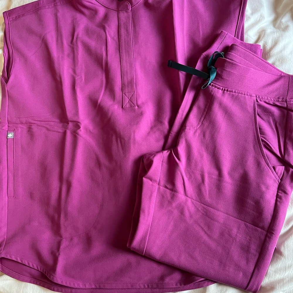 Figs bright fuchsia scrub set